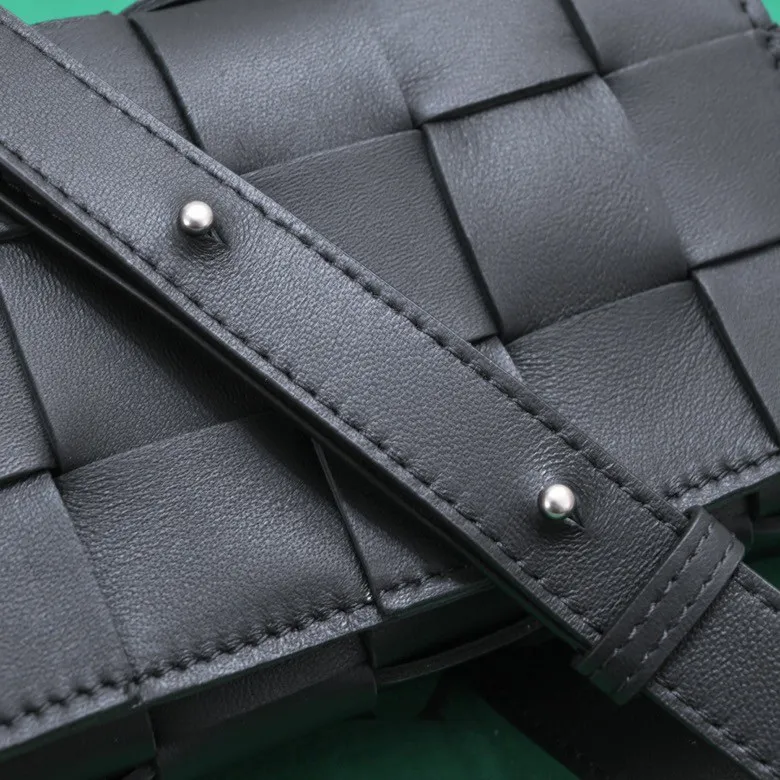 Ready stock, first release on the whole network ♨️♨️ (mini size) BV sheepskin + 15 grid cassette + limited edition 🉑️🉑️🉑️ Classic, high-end and simple. This upper body is super refreshing! Paired with the BV parrot green on the sides, it’s very stylish but not exaggerated! Model: 7587 Size: 19*5.5*12cm